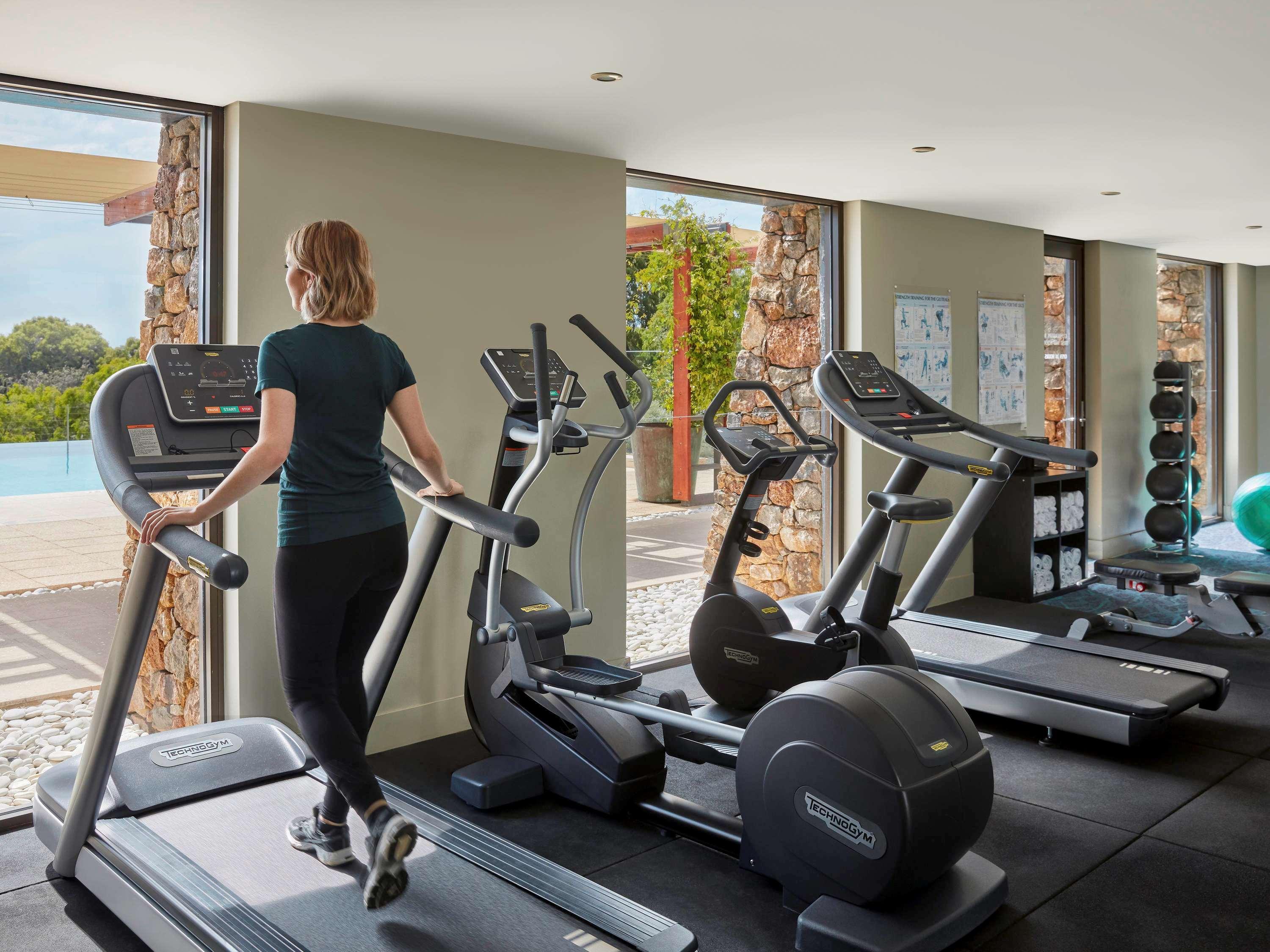 Pullman Bunker Bay Resort Margaret River Dunsborough Eksteriør billede A woman on a treadmill