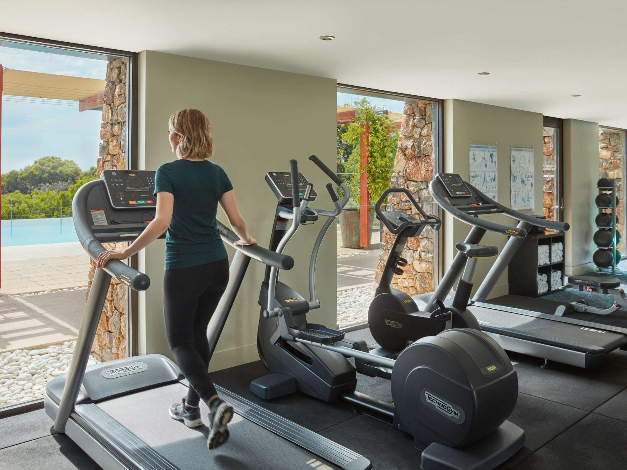 Pullman Bunker Bay Resort Margaret River Dunsborough Eksteriør billede A woman on a treadmill